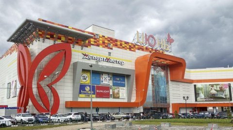 Торгово-развлекательный центр «Июнь» (retail and entertainment center), 
GBA – 44 996 кв.м (ТРК-1 – 20 901,6 кв.м и ТРК-2 – 24 094,4 кв.м), GLA – 28 021,5 кв.м (ТРК-1 13 927,3 кв.м и ТРК-2 – 14 094,2 кв.м), центр состоит из 2 (двух) сообщающихся корпусов расположенных при въезде в город Красногорск с Волоколамского шоссе.