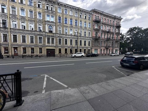 Право аренды недвижимого имущества - жилого помещения, расположенного по адресу: г. Санкт-Петербург, ул. Восстания, д 24/27, литера А, кв. 4, площадью 52,3 кв. м.