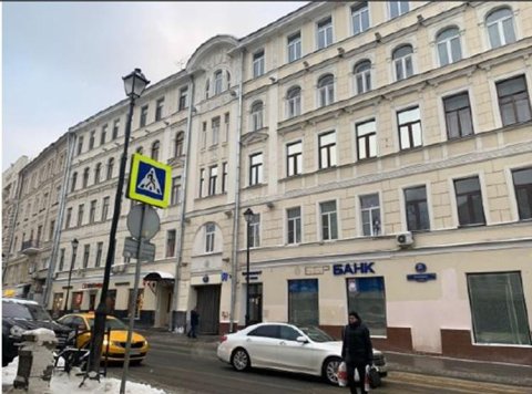 Доля в праве общей долевой собственности в размере 9661/10000 на жилое помещение площадью 321,1 кв. м, кадастровый номер 77:01:0001030:2053, расположенное по адресу: г. Москва, Басманный р-н, ул. Покровка, д. 31, стр. 1, кв. 52, этаж 4.