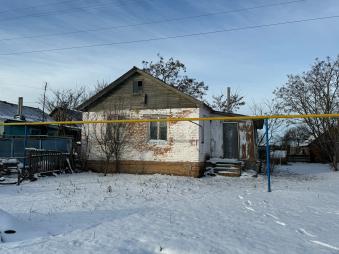 Здание 61,6 кв.м и земельный участок 391 кв.м, расположенные по адресу: Курская область, р-н. Солнцевский, с. Зуевка, ул. Центральная, д. 33 — фото 1